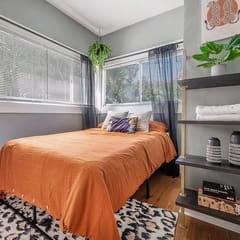 Jungle Themed Apt Close to Coffee Food and Shops!
