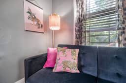 Jungle Themed Apt Close to Coffee Food and Shops! - Image 4