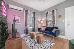 Jungle Themed Apt Close to Coffee Food and Shops! - Image 2