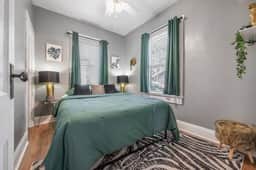 Jungle Themed Apt Close to Coffee Food and Shops! - Image 5