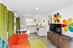 That 70s Themed Apt Close to Coffee, Food and Shops - Image 4