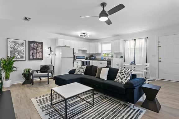 Modern B an W Inspired Apt in heart of Tampa Bay - Image 2
