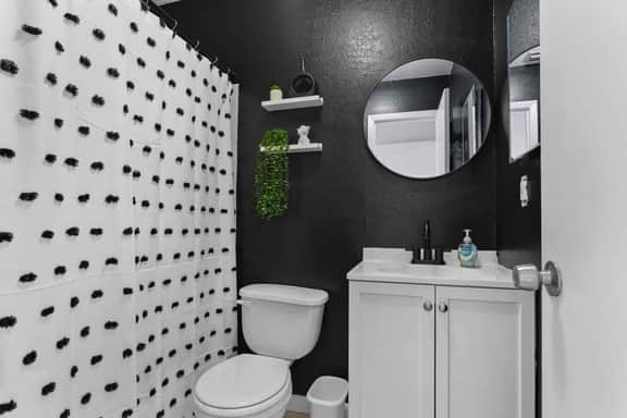 Modern B an W Inspired Apt in heart of Tampa Bay - Image 5