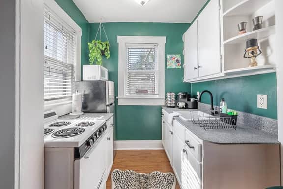 Jungle Themed Apt Close to Coffee Food and Shops! - Image 3