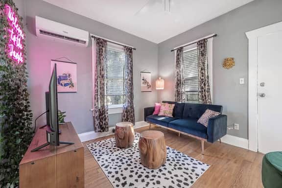 Jungle Themed Apt Close to Coffee Food and Shops! - Image 2