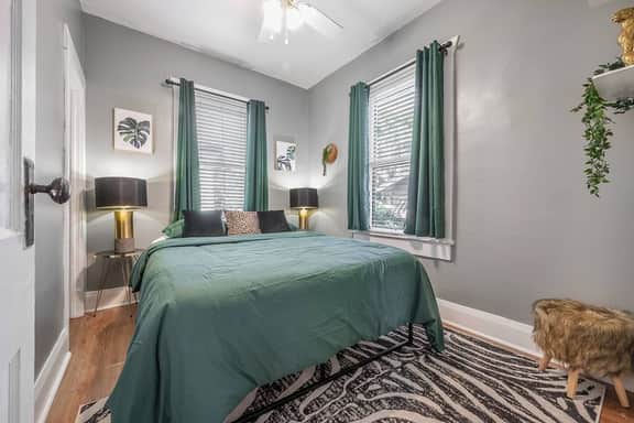Jungle Themed Apt Close to Coffee Food and Shops! - Image 5