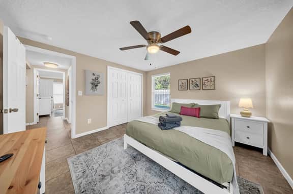 Close to beaches, BBQ, workout gear, private yard - Image 2