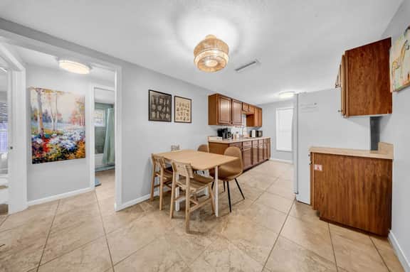 Close to beaches, BBQ, workout gear, private yard - Image 3