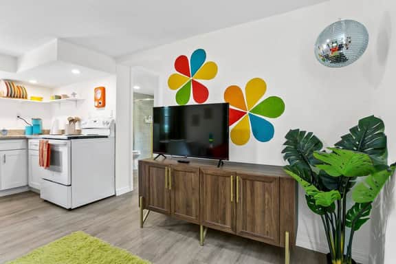 That 70s Themed Apt Close to Coffee, Food and Shops - Image 3