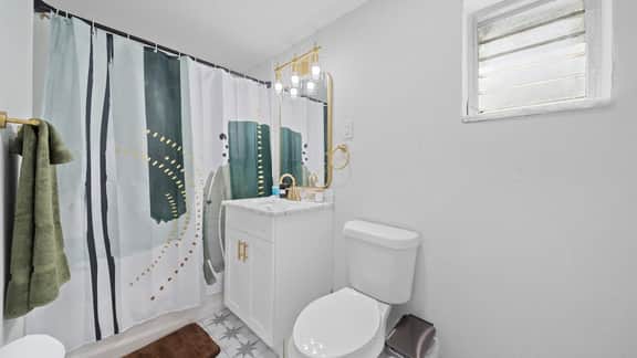 Modern Retro Themed Home Close to Coffee and Food! - Image 4