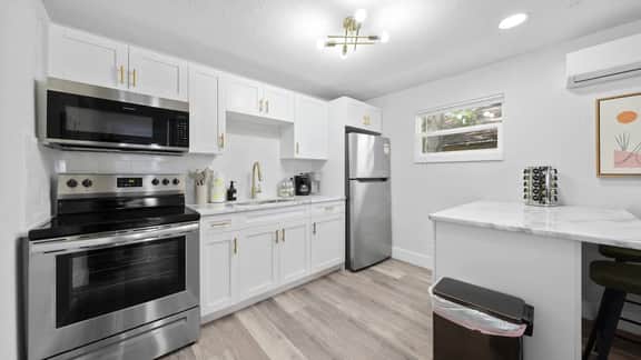 Modern Retro Themed Home Close to Coffee and Food! - Image 2