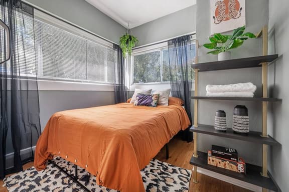 Jungle Themed Apt Close to Coffee Food and Shops! - Image 1