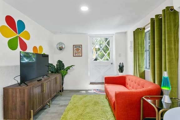 That 70s Themed Apt Close to Coffee, Food and Shops - Image 1